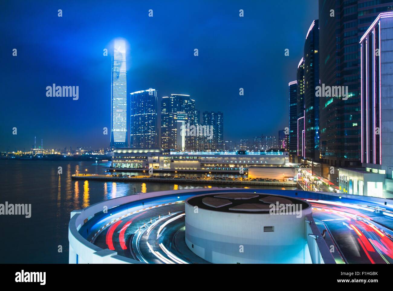 Kowloon business district: skyline con edificio ICC e al terminal delle crociere di notte, Hong Kong, Cina Foto Stock
