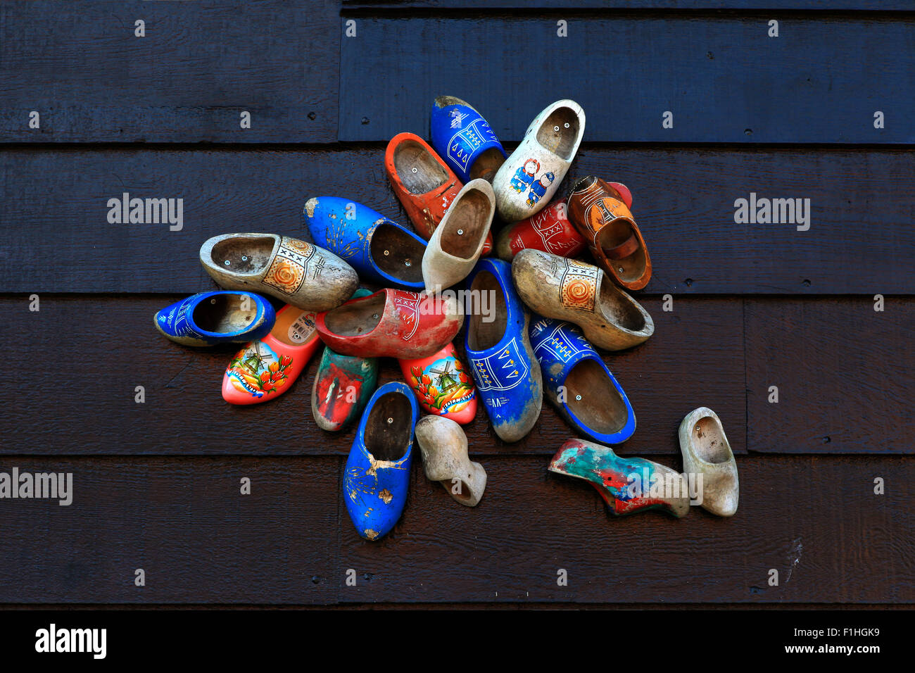 Colorato zoccoli di legno scuro su pannelli in legno Foto Stock