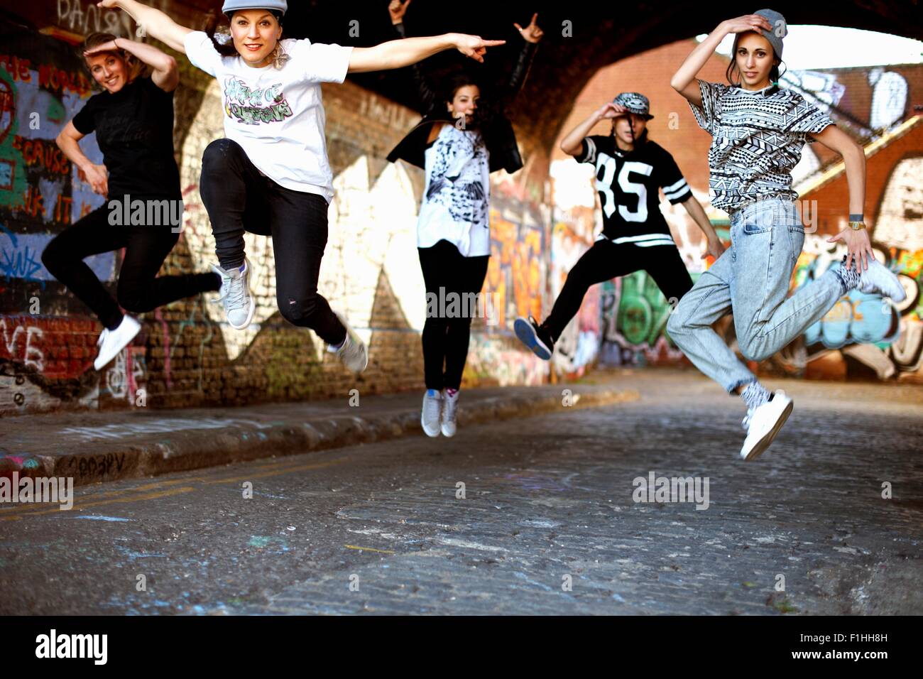 Giovani donne jumping a metà in aria Foto Stock