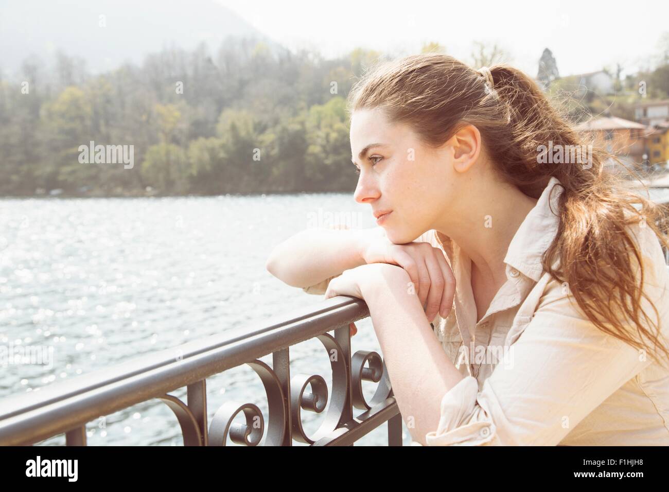 Ritratto di giovane donna guardando dal lago, lago di Mergozzo, Provincia di Verbania, Piemonte, Italia Foto Stock