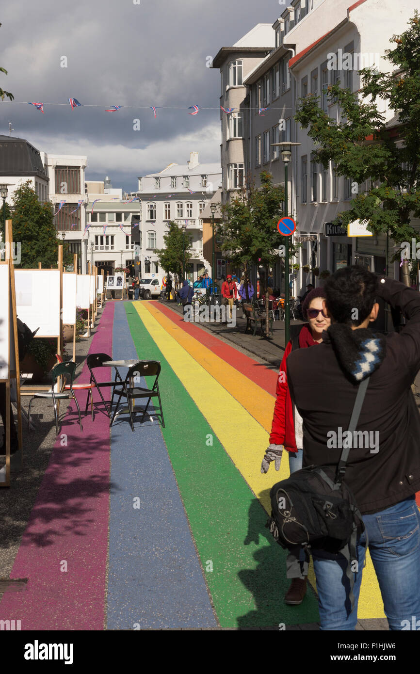 Reykjavik orgoglio - Skólavörðustígur street è stato verniciato nei colori dell'arcobaleno come parte della città annuali di Gay Pride Festival Foto Stock