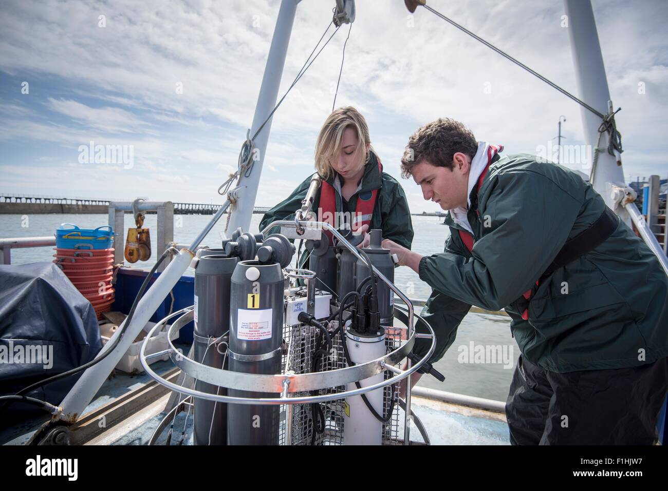 Gli scienziati assemblaggio di acqua di mare esperimento di campionamento sulla nave per la ricerca Foto Stock