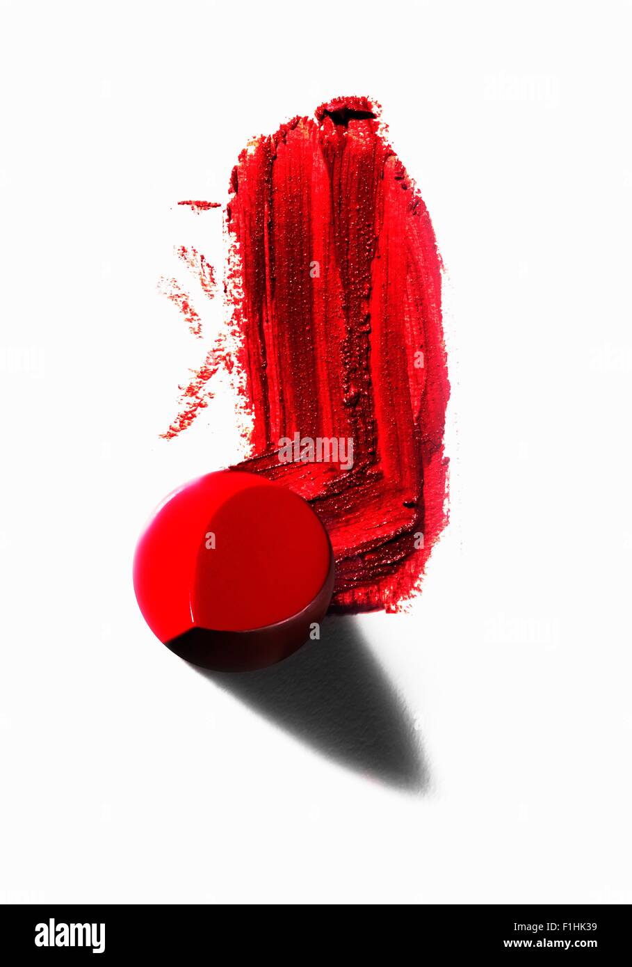 Abstract del pezzo di rossetto rosso con linea di sbavature Foto Stock