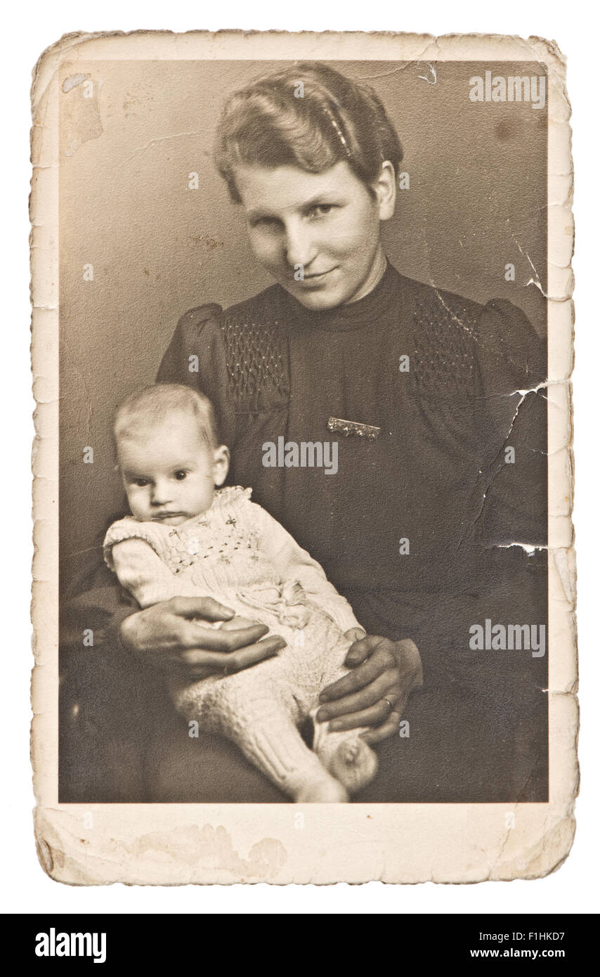 Berlino, Germania - circa 1950: Vintage foto ritratto della madre con bambino indossare abbigliamento vintage Foto Stock