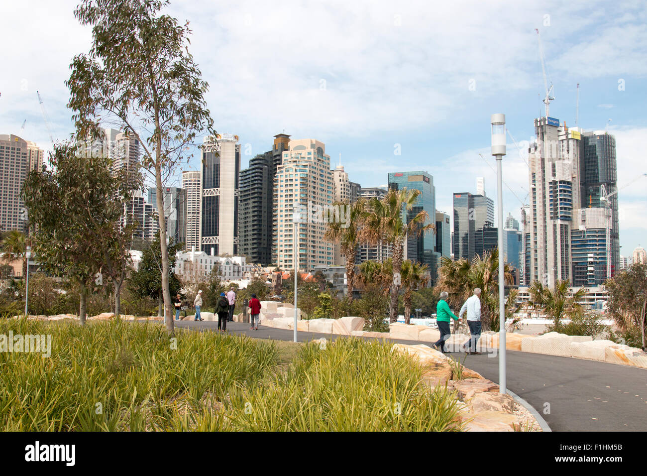 Le persone che si godono una passeggiata attorno al nuovo molo di Barangaroo riserva parco operazioni automatiche di fine campo,Sydney , Australia Foto Stock