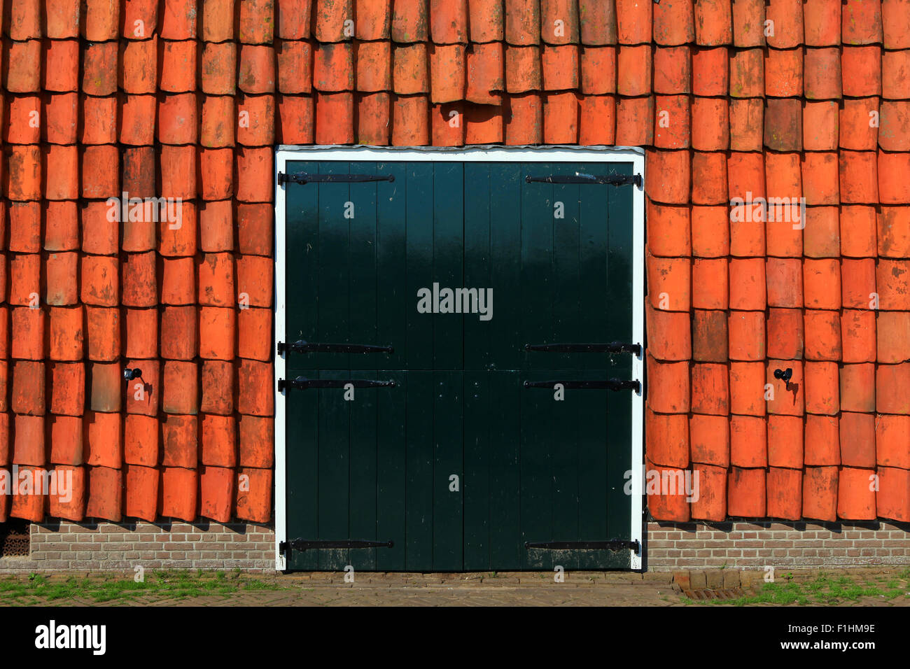 Verde scuro aletti con tegole rosse Foto Stock