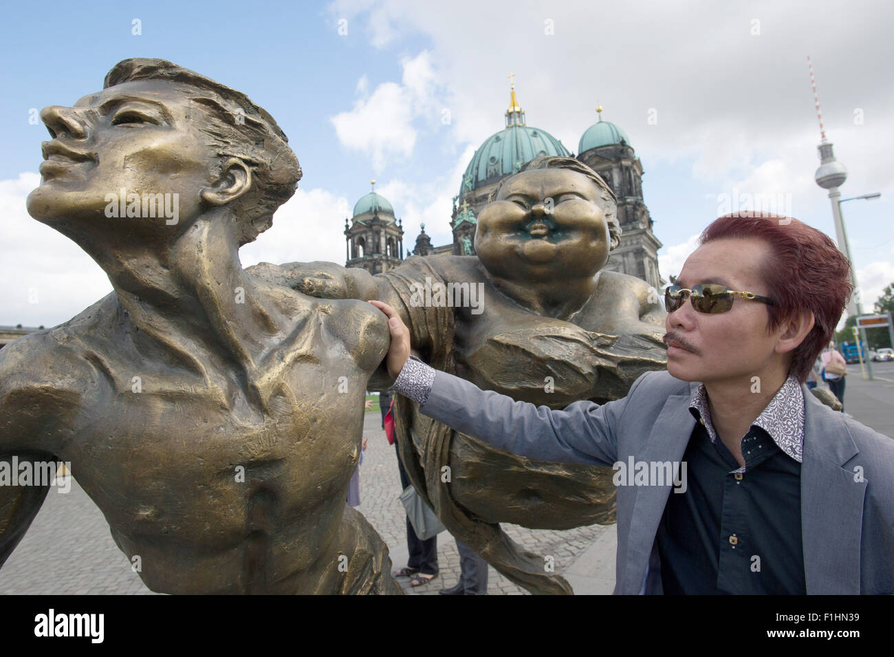 Berlino, Germania. 2 Sep, 2015. Artista cinese Xu Hongfei pone accanto alla sua scultura 'volare con me', in 'Lustgarten' ('piacere giardino') di Berlino, Germania, 2 settembre 2015. Hongfei open air mostra 'Chubby donne" è stato inaugurato lo stesso giorno nel pomeriggio. Molte delle sue opere saranno esposte in giro per la città (specialmente Potsdamer Platz) fino al 13 settembre 2015. Credito: dpa picture alliance/Alamy Live News Foto Stock