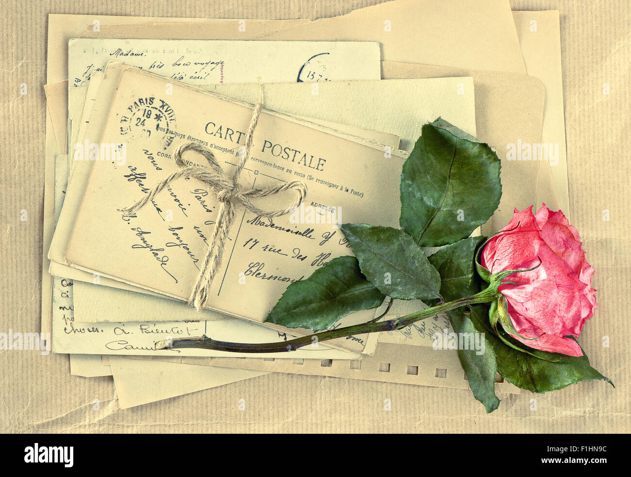 Vecchia lettere e a secco di fiori di rosa. Vintage cartoline e buste. In stile retrò tonica foto Foto Stock