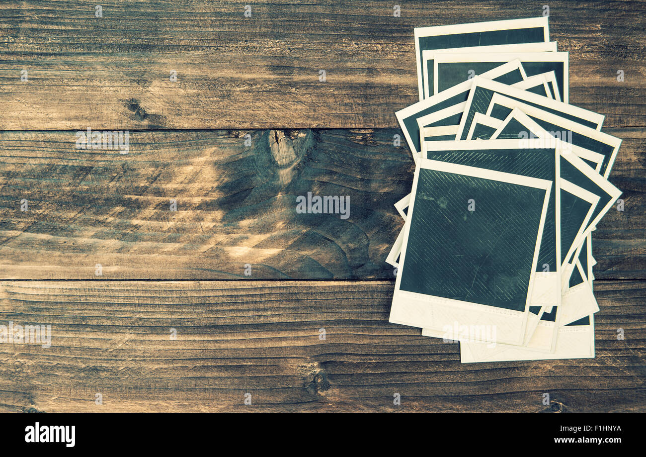 Vecchio instant photo cornici in legno rustico sfondo. In stile vintage tonica foto Foto Stock