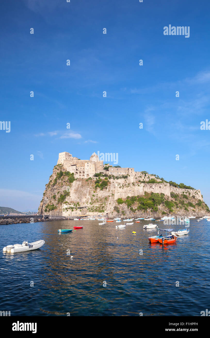 Verticale paesaggio costiero di Ischia Porto con Castello Aragonese e ancorate le imbarcazioni da diporto Foto Stock