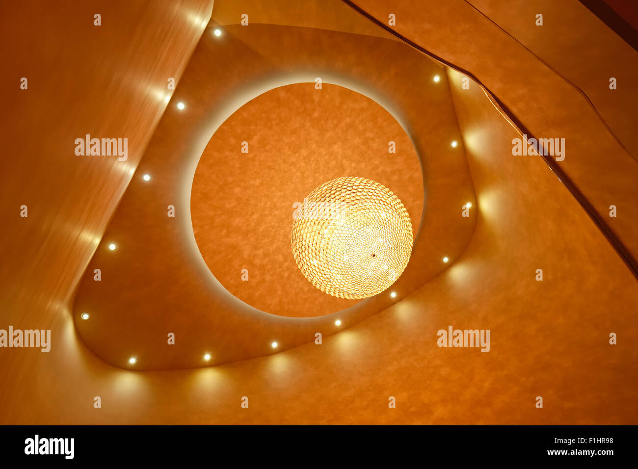 Moderno lampadario e luci a soffitto in un albergo di Londra Foto Stock