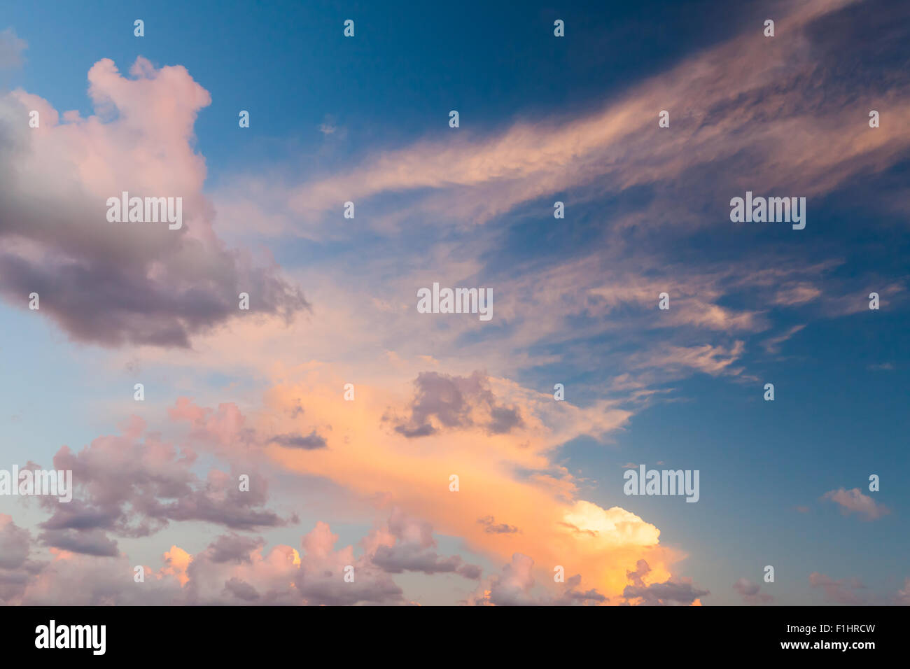 Drammatica cloudscape colorati, serata estiva sky texture di sfondo con diversi tipi di nuvole sotto la luce diretta del sole Foto Stock
