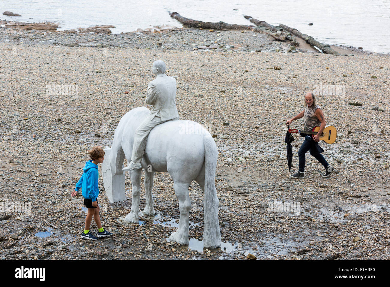 Londra, Inghilterra, 02/09/2015. "L'Alta Marea' è una serie di quattro 3.3m-tall cavallo sculture installato sul foreshore a Nine Elms sulla South Bank, la prima commissione di Londra per internazionalmente acclamato scultore subacqueo Jason deCaires Taylor. Queste sculture sarà nascosta e rivelata dalla marea, libero di vista dalla passeggiata lungo il fiume per un massimo di due ore su entrambi i lati della bassa marea. Le sculture saranno in situ per tutto il mese di settembre. Foto Stock