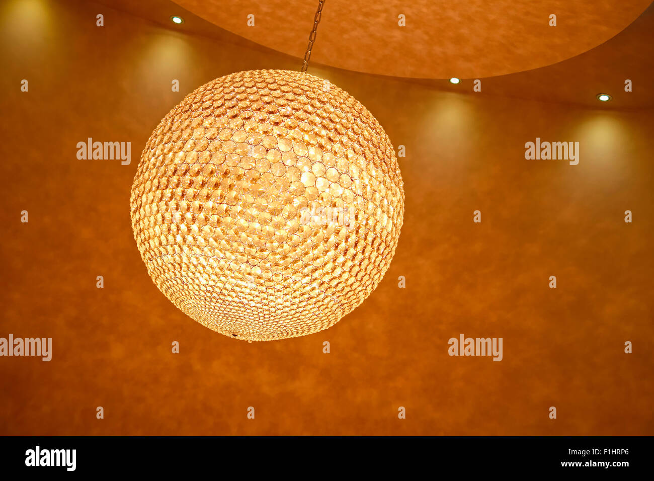 Moderno lampadario e luci a soffitto in un albergo di Londra Foto Stock