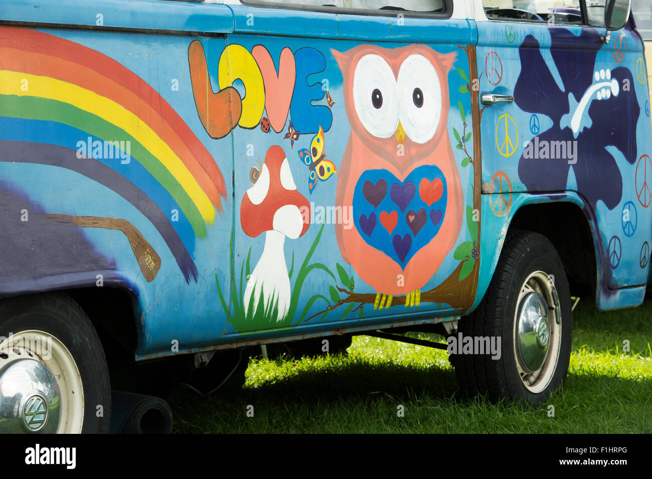 VW Volkswagen camper van dipinto Amore bus stile hippie Foto Stock