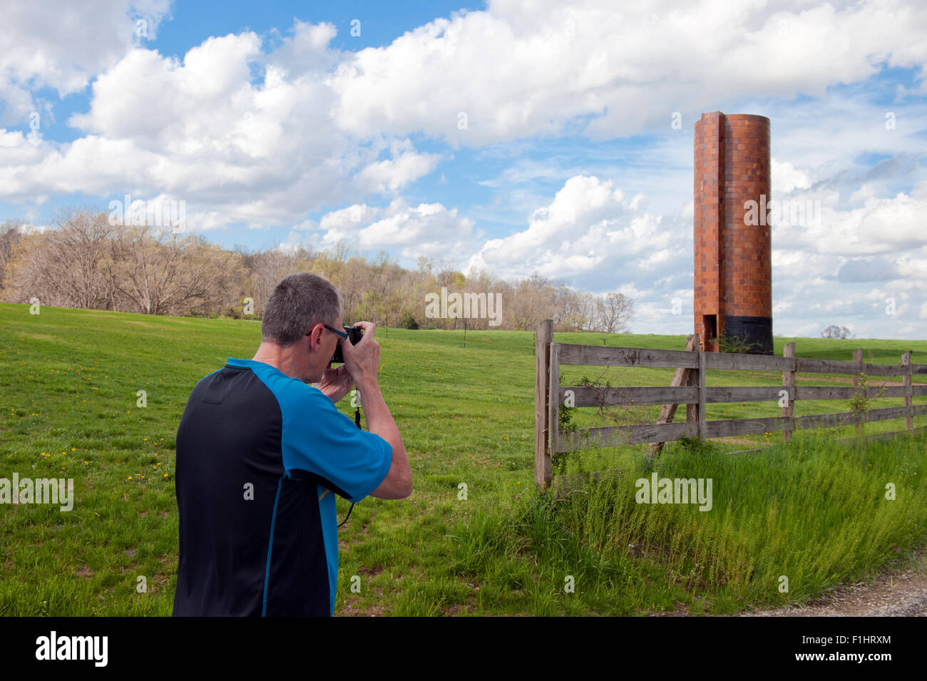 Fotografo di scattare una foto di un vecchio inutilizzato silo di piastrella in Shenandoah Valley, Virginia, Stati Uniti d'America. Foto Stock