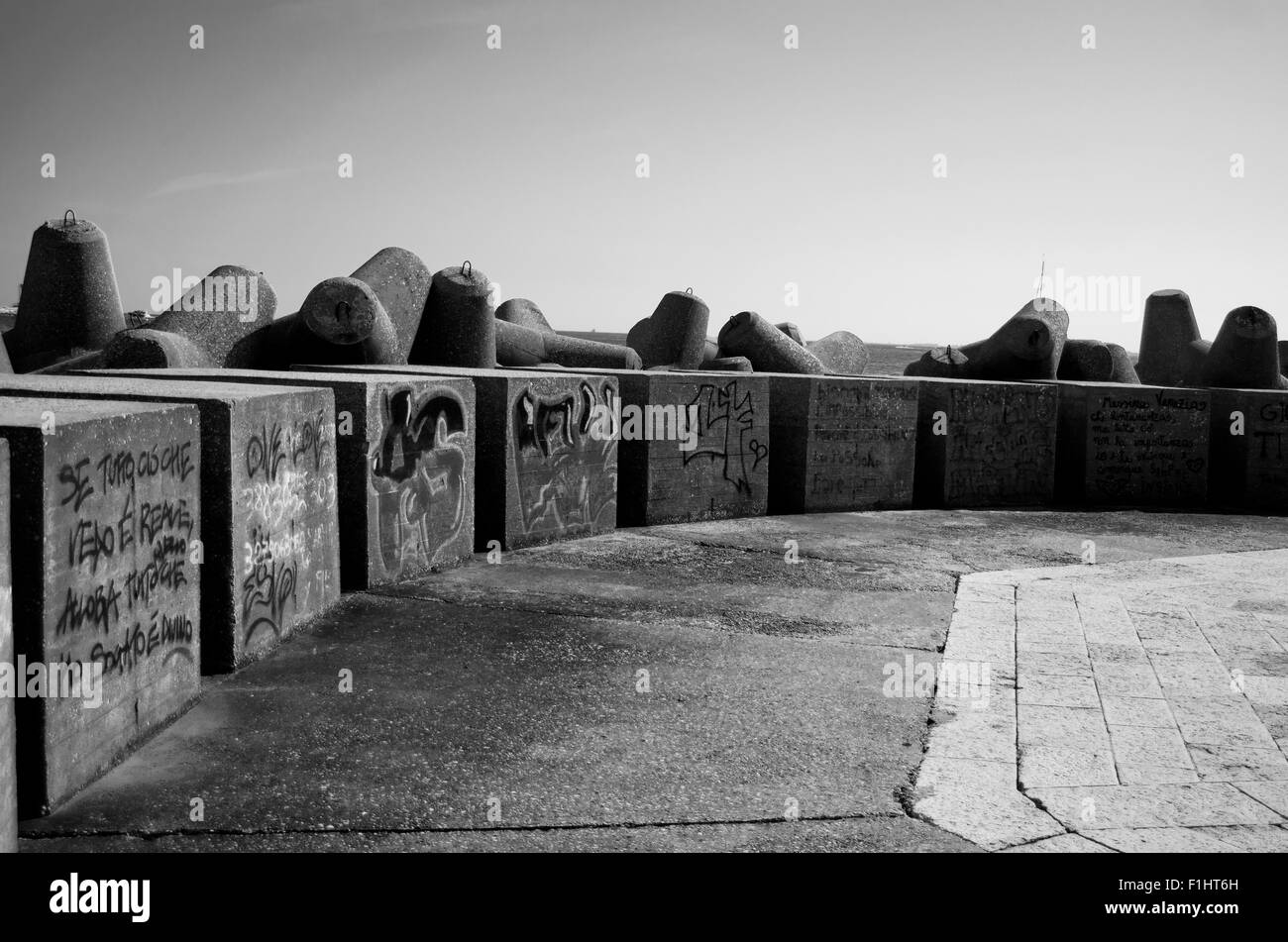 Interruttori d'onda di una torre faro a Lido, Venezia, Italia Foto Stock