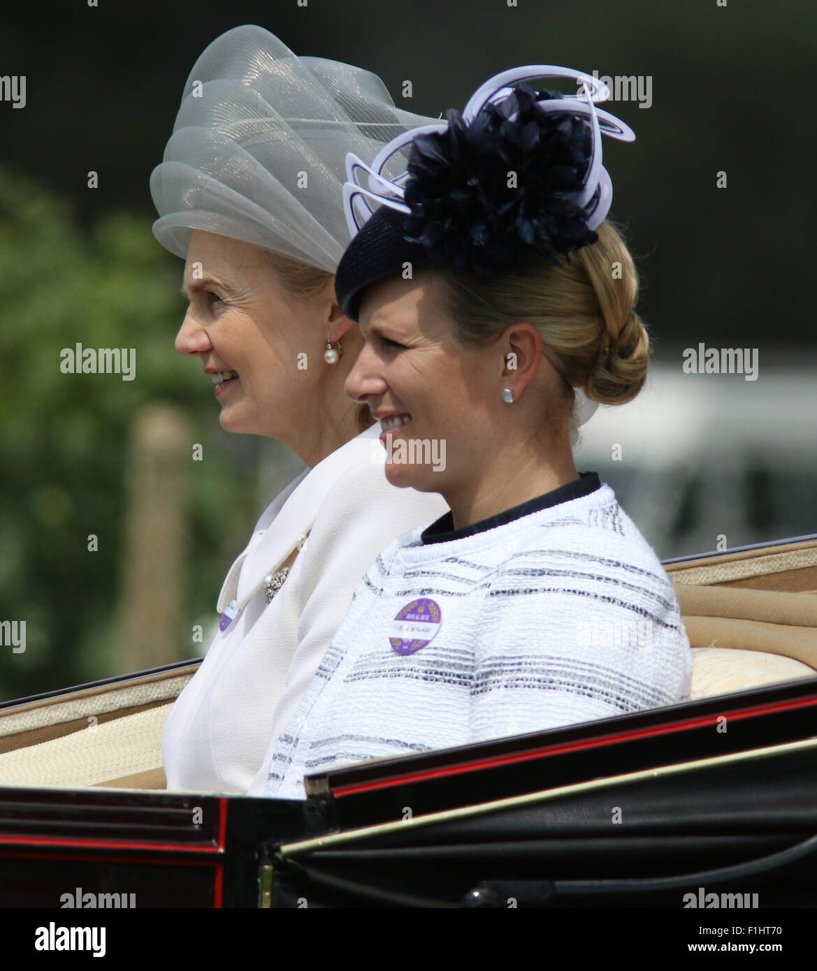 ASCOT, Inghilterra - 19 giugno: Zara Phillips ( R ) arriva per giorno quattro del Royal Ascot a Ascot Racecourse a giugno 19, 2015 in Ascot, Foto Stock