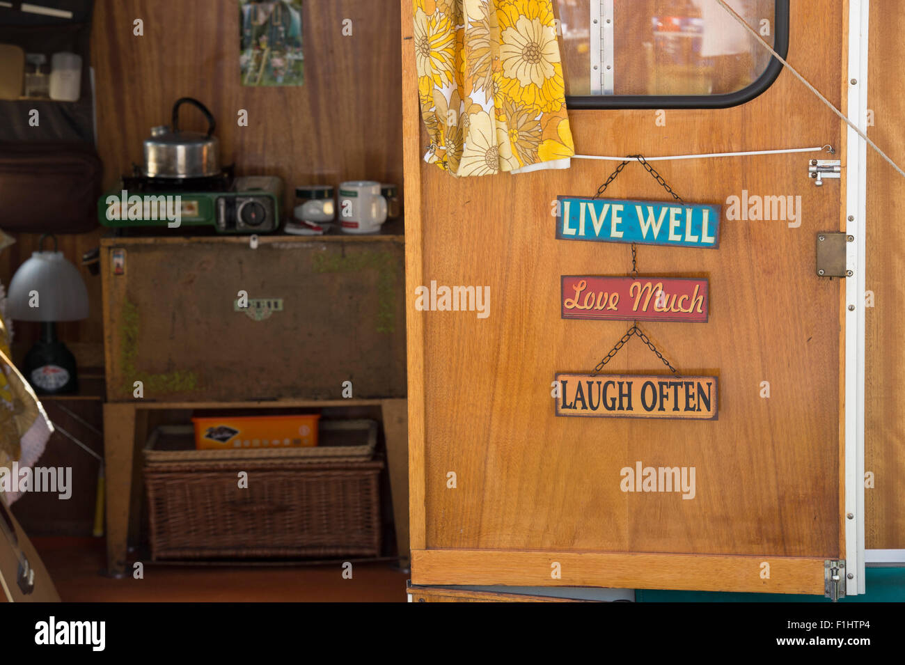 All'interno di un piccolo stile retrò caravan a vintage retrò festival. Regno Unito Foto Stock