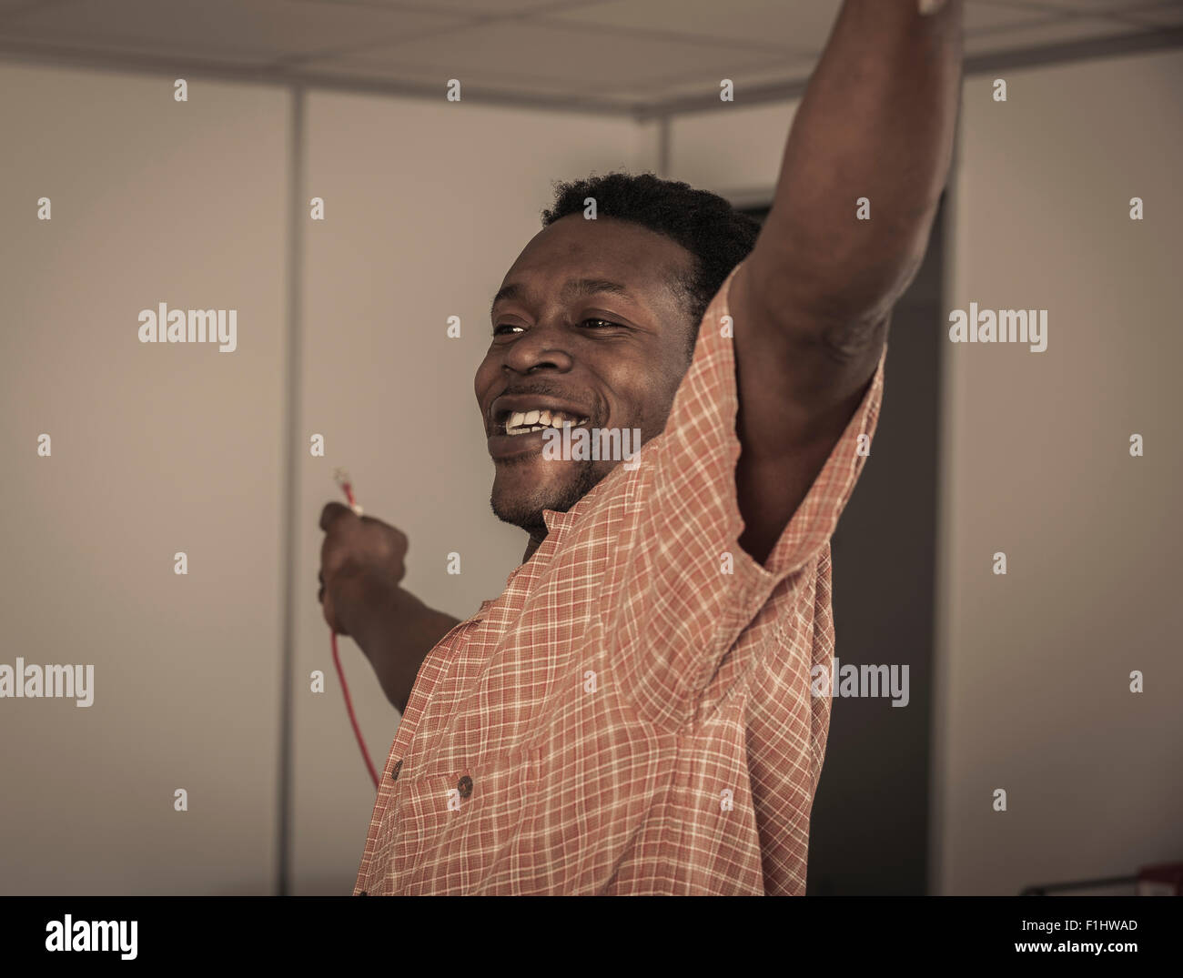 Maschio nero di raggiungere con il cavo dati Foto Stock