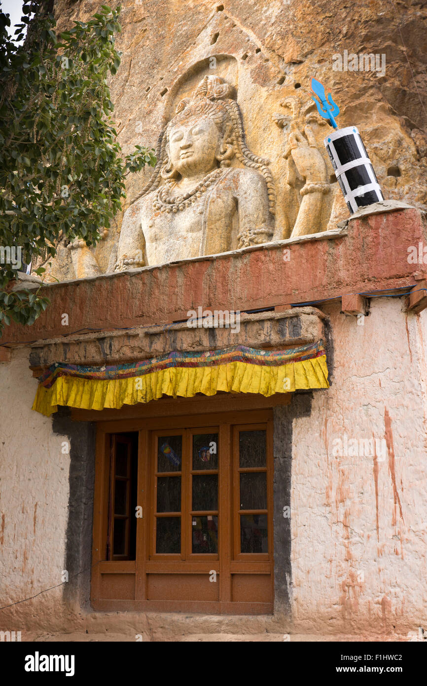 India, Jammu e Kashmir, Ladakh Buddismo, Mulbekh, Chamba statua, 700annuncio figura di Maitreya il futuro Buddha a venire sopra il tempio Foto Stock