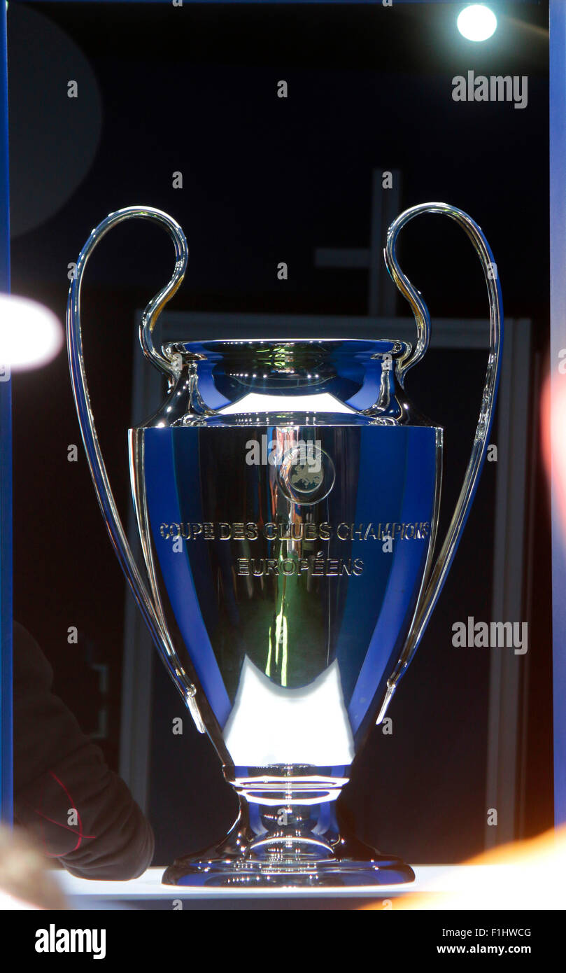 Der Champions League Pokal - Impressionen: Fanmeile vor dem Champions League Endspiel, 5. Juni 2015, Berlino. Foto Stock