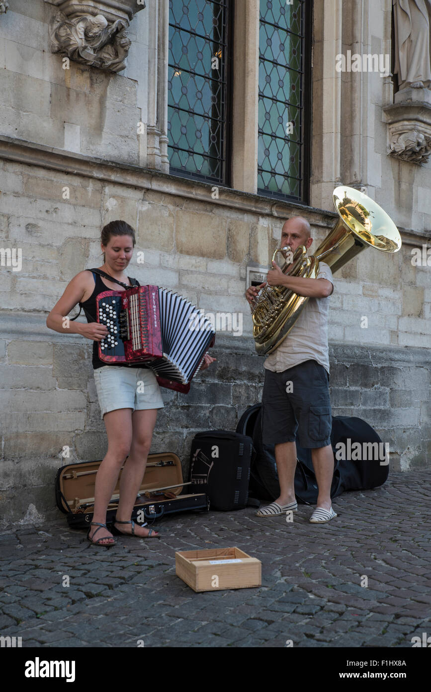 Musicisti di strada la riproduzione di brani tradizionali al di fuori del Municipio su un pigro pomeriggio soleggiato a Bruges. Foto Stock