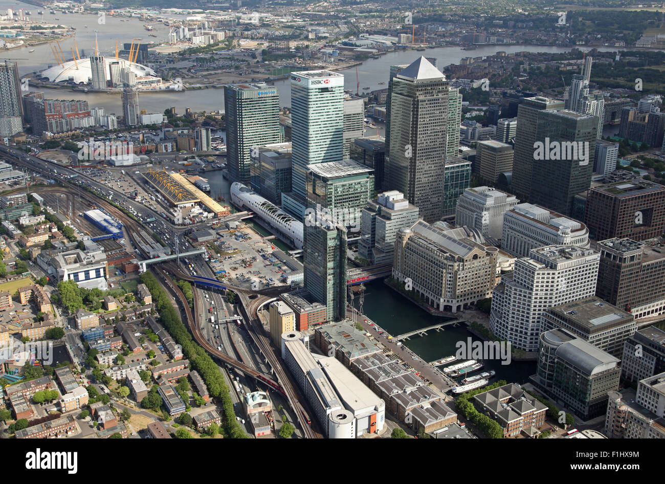 Vista aerea del Canary Wharf & Arena O2 cercando lungo la West India Dock Road A1261 e Docklands Light Railway DLR, East London Foto Stock