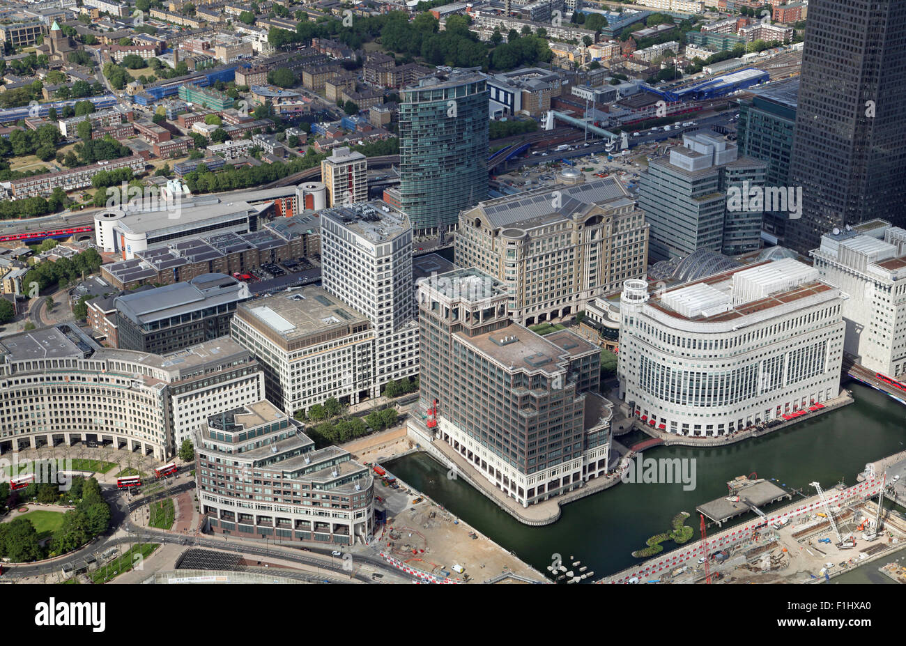 Vista aerea del Medio Dock e West India Road a Canary Wharf, East London, Regno Unito Foto Stock
