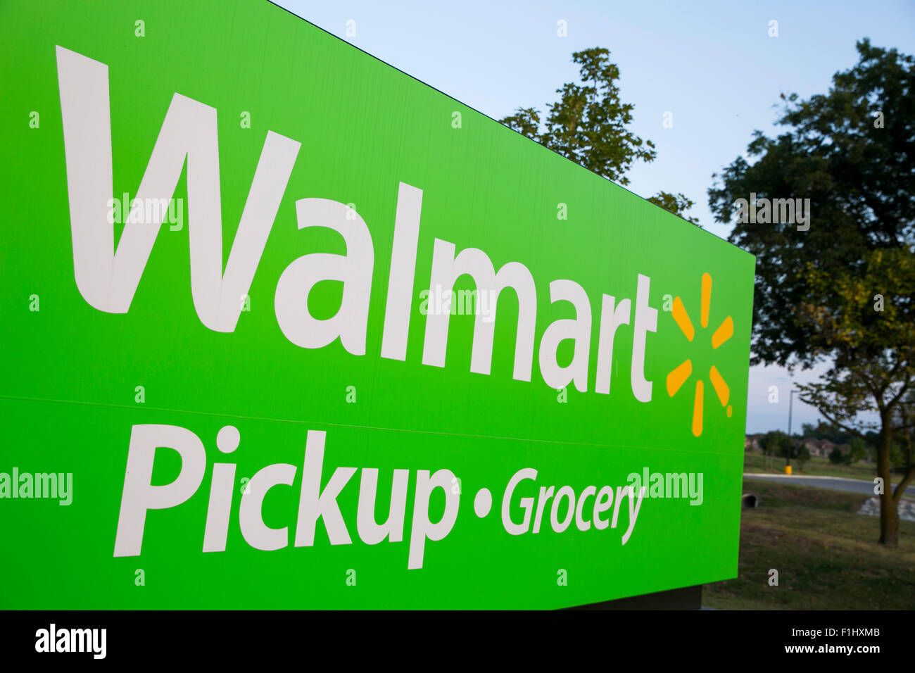 Un segno del logo al di fuori di un Walmart- Prelievo posizione di generi alimentari in Bentonville, Arkansas il 17 agosto 2015. Foto Stock