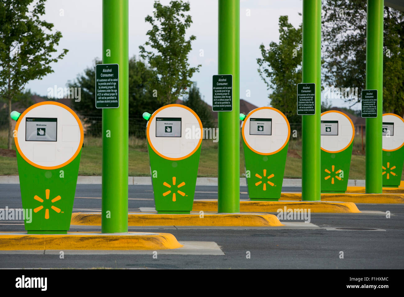 Un segno del logo al di fuori di un Walmart- Prelievo posizione di generi alimentari in Bentonville, Arkansas il 17 agosto 2015. Foto Stock