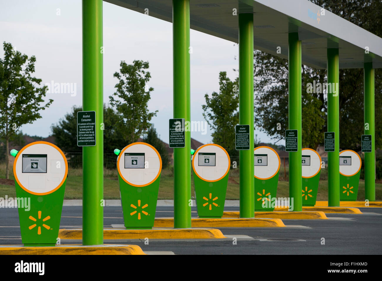 Un segno del logo al di fuori di un Walmart- Prelievo posizione di generi alimentari in Bentonville, Arkansas il 17 agosto 2015. Foto Stock