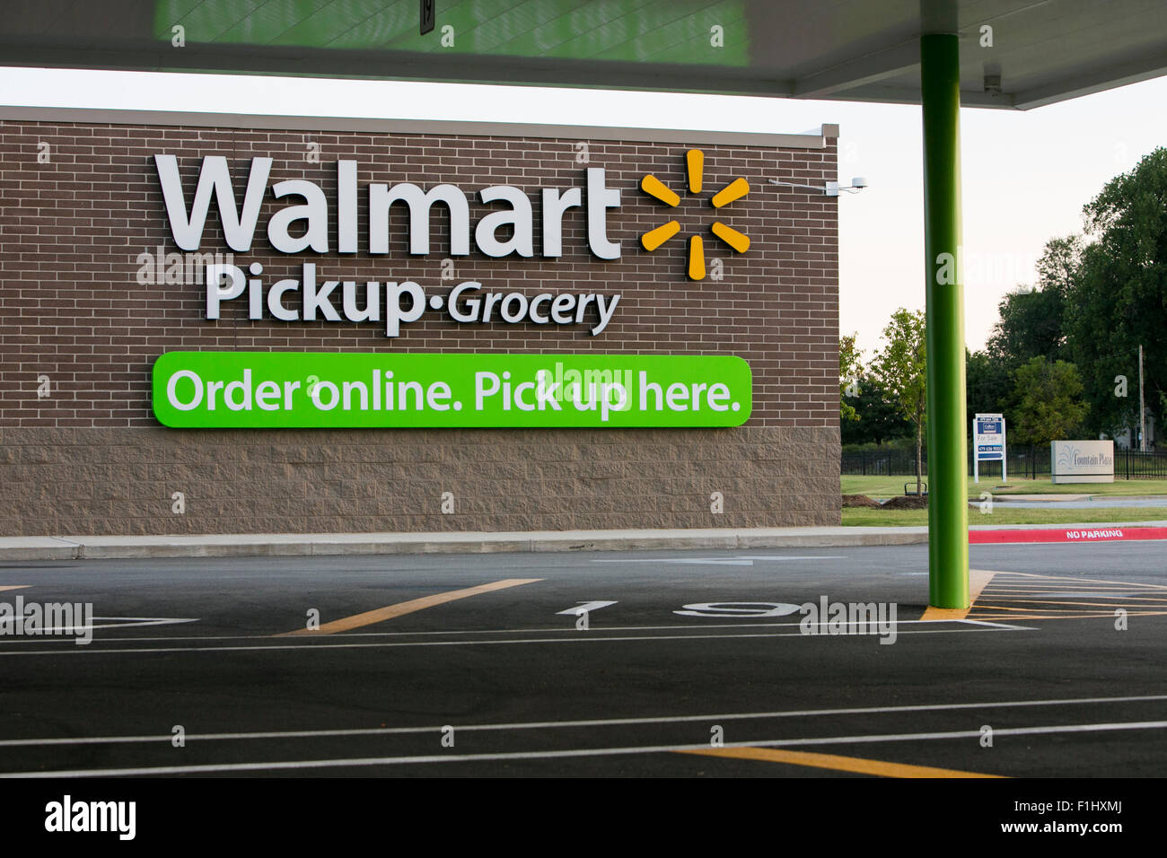 Un segno del logo al di fuori di un Walmart- Prelievo posizione di generi alimentari in Bentonville, Arkansas il 17 agosto 2015. Foto Stock