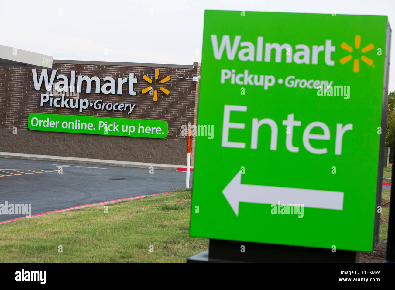 Un segno del logo al di fuori di un Walmart- Prelievo posizione di generi alimentari in Bentonville, Arkansas il 17 agosto 2015. Foto Stock