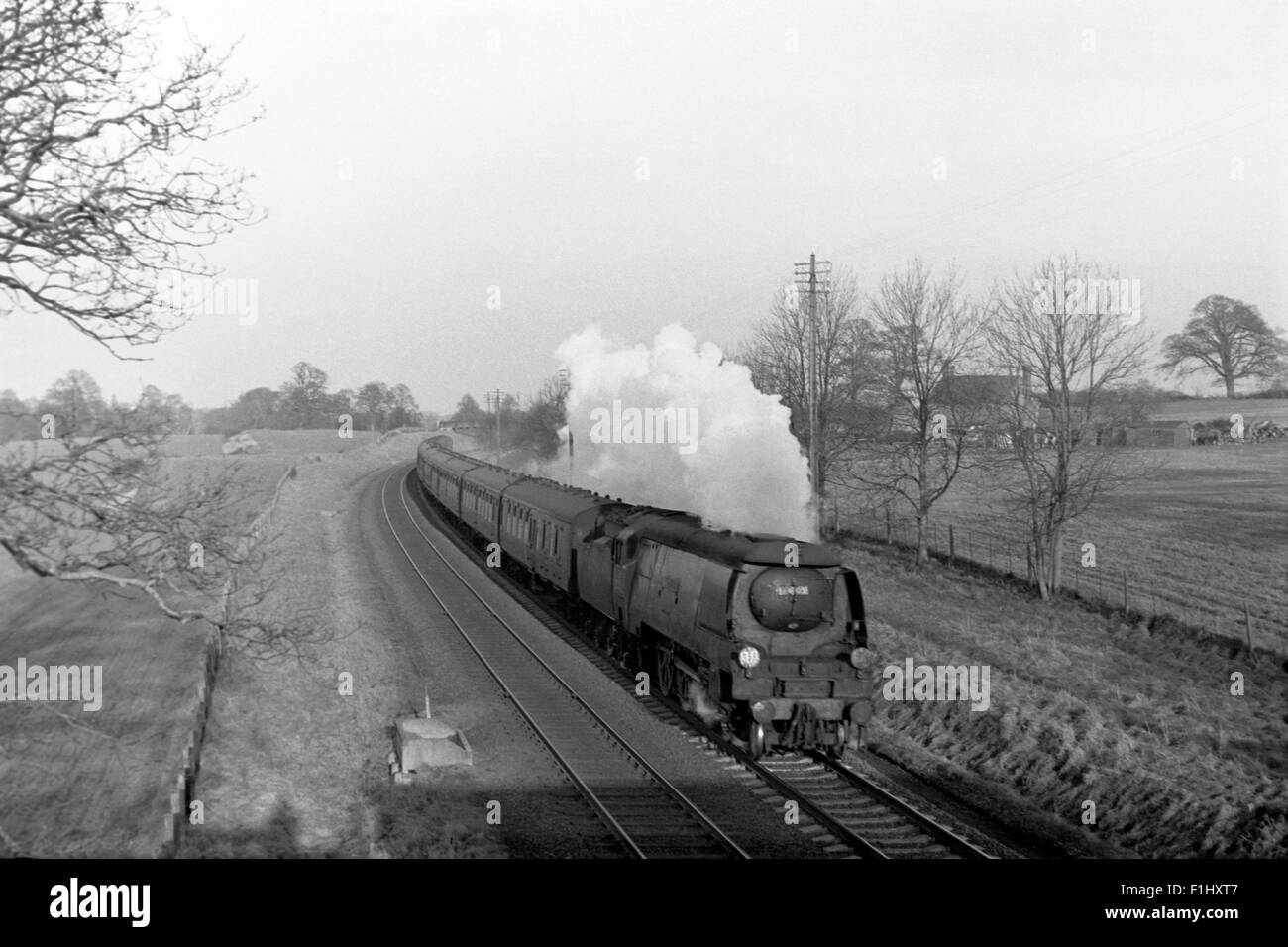 Original British Rail steam loco numero 34105 swanage tirando un treno passeggeri in Inghilterra negli anni sessanta Foto Stock