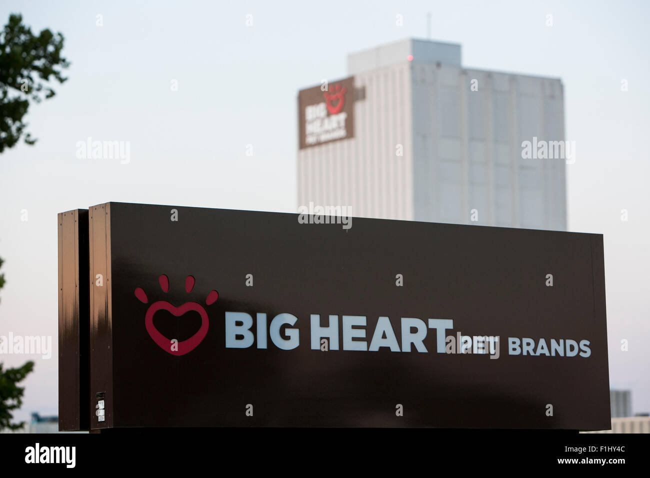 Un segno del logo al di fuori di un meccanismo azionato da un grande cuore Pet marchi, in Topeka Kansas, il 20 agosto 2015. Foto Stock