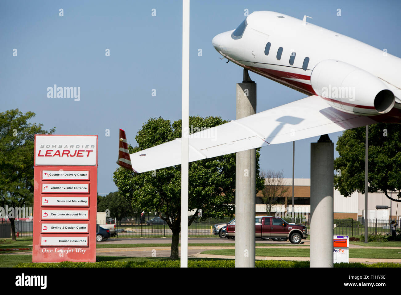 Un logo segno al di fuori della sede della Bombardier Learjet Corporation di Wichita, Kansas, il 22 agosto 2015. Foto Stock