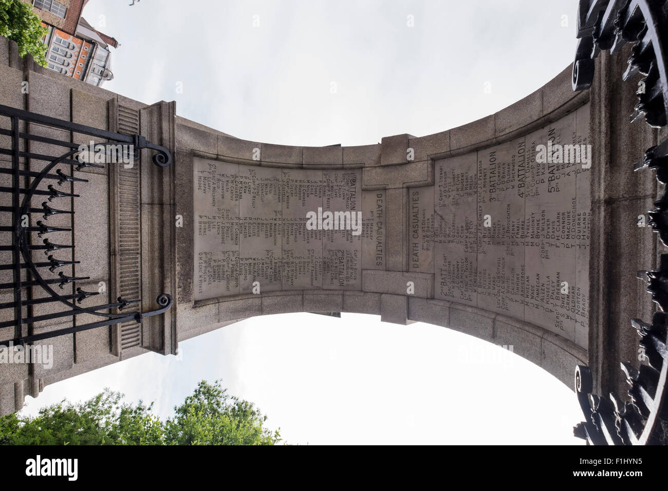 Il Fusiliers arch gate per St Stephens Green con i nomi del Royal Dublin Fusiliers che erano stati uccisi nella guerra boera, Dubli Foto Stock