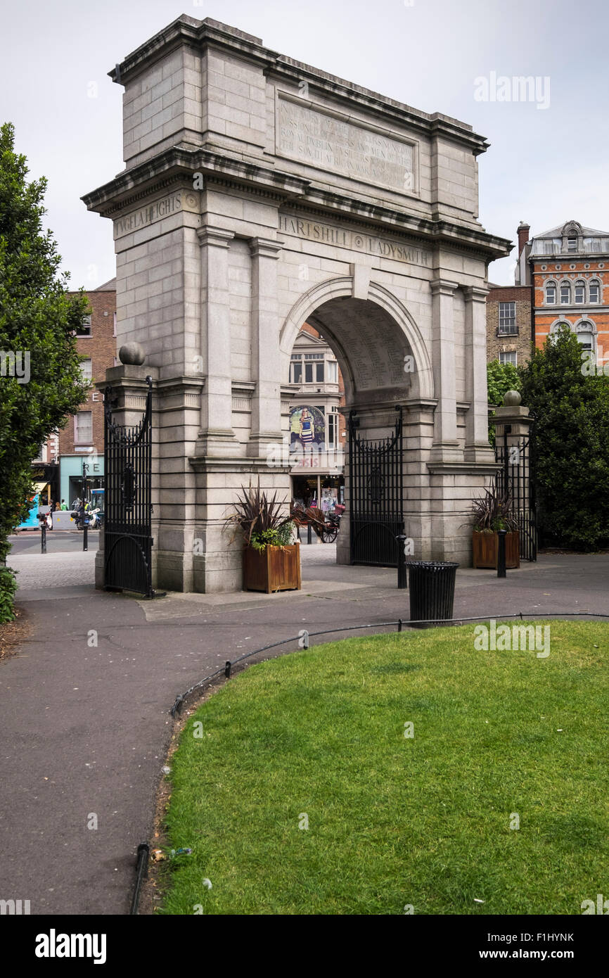 Il Fusiliers arch gate per St Stephens Green con i nomi del Royal Dublin Fusiliers che erano stati uccisi nella guerra boera, Dubli Foto Stock