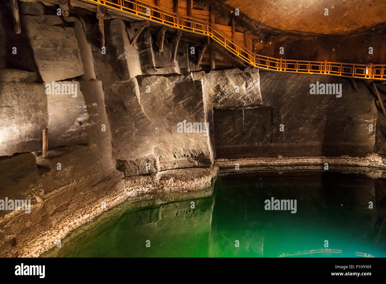 Lago sotterraneo nelle miniere di sale di Wieliczka, Polonia. Foto Stock
