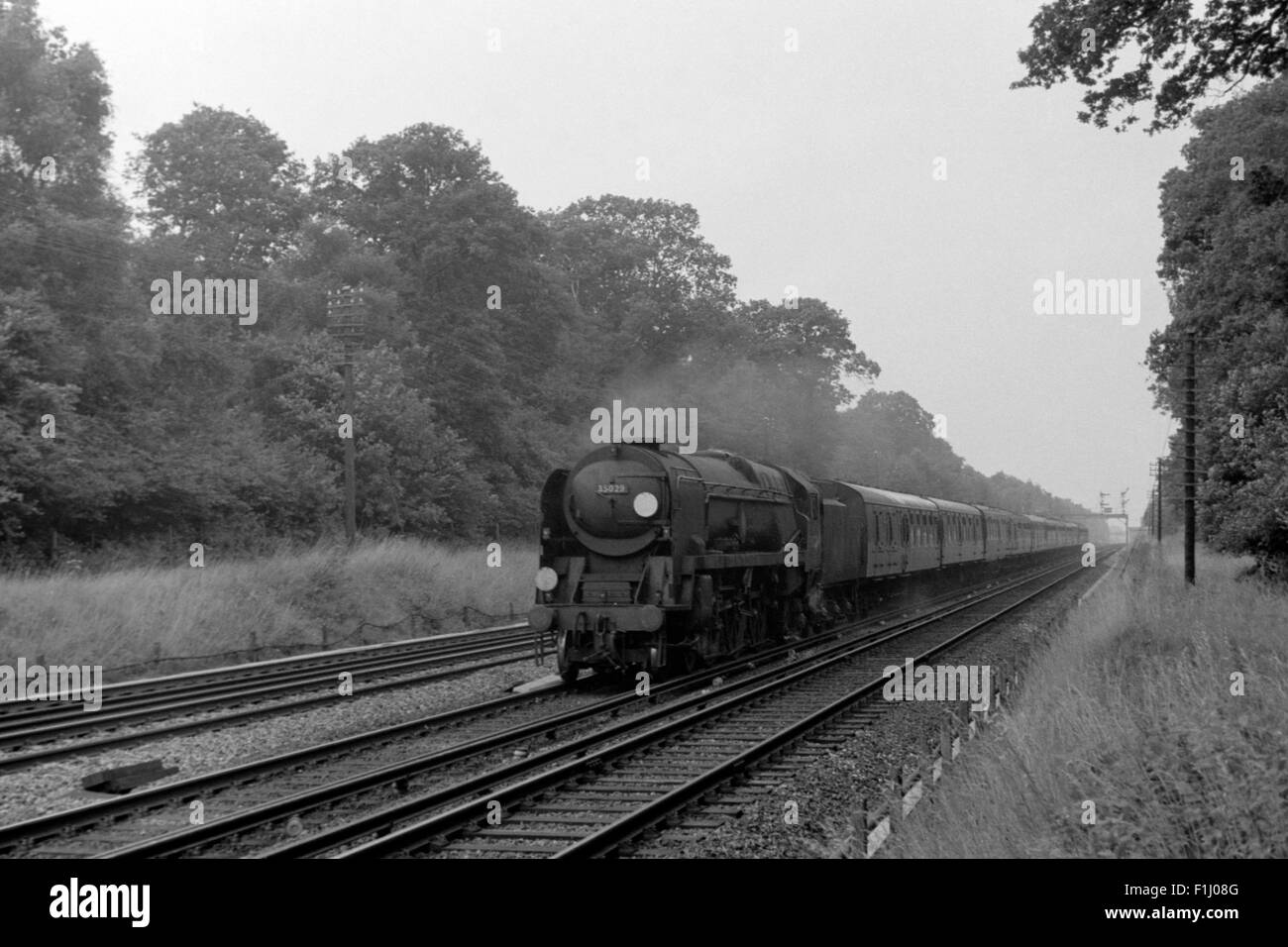 Original British Rail steam loco numero 35029 Ellerman Lines tirando un treno passeggeri in Inghilterra negli anni sessanta Foto Stock