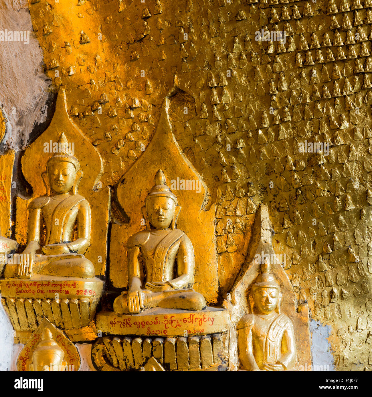 Alcune delle migliaia di immagini dorate del Buddha a Shwe Oo Min grotta pagoda di Pindaya, Stato Shan, Myanmar Foto Stock