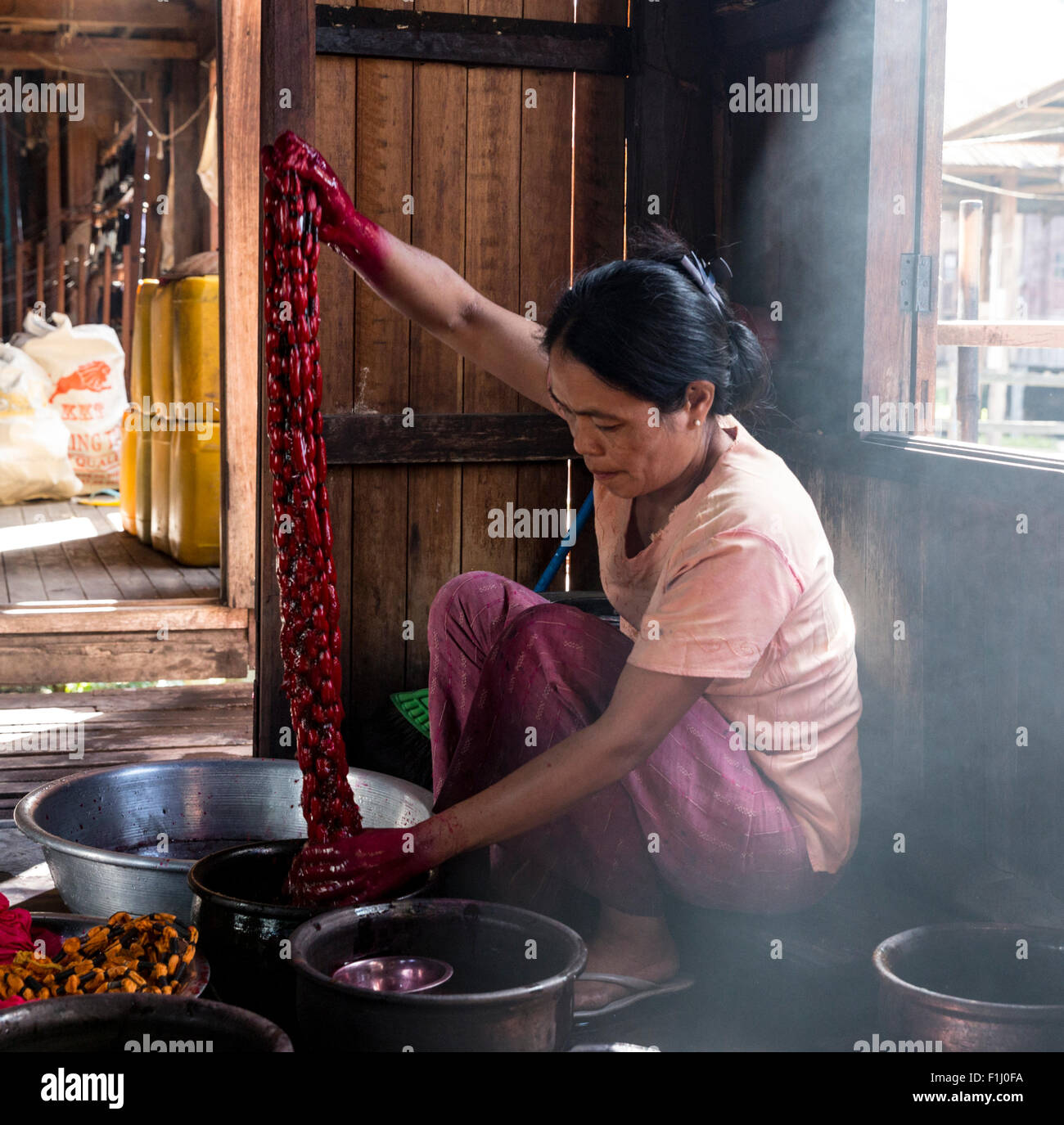 Vapore sorge come donna coloranti matasse di seta a mano in Phaw Khone villaggio vicino Lago Inle, Stato Shan, Myanmar Foto Stock