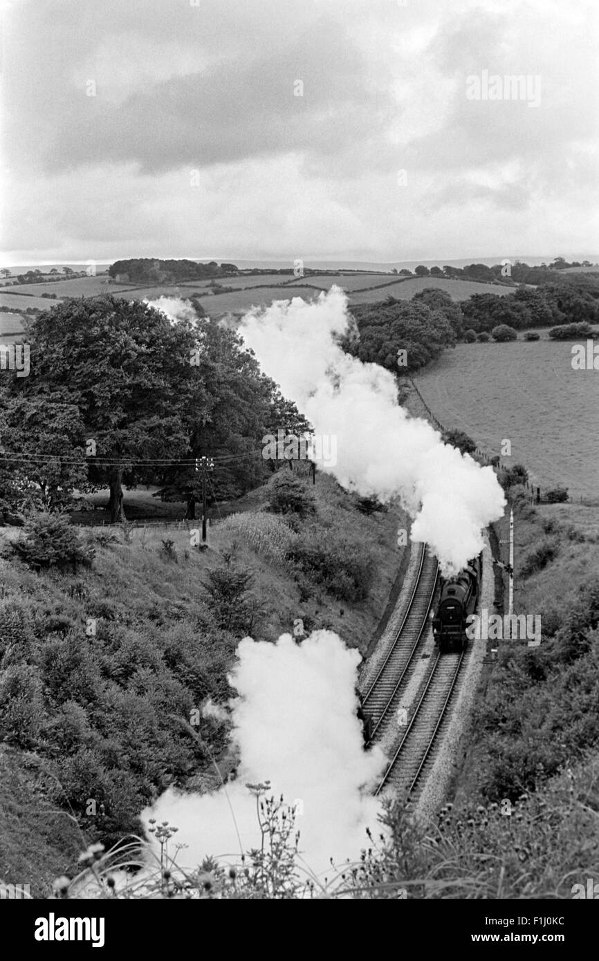 Original British Rail locomotive a vapore che passa ogni altro a tunnel wennington in Inghilterra settentrionale Regno Unito negli anni sessanta Foto Stock