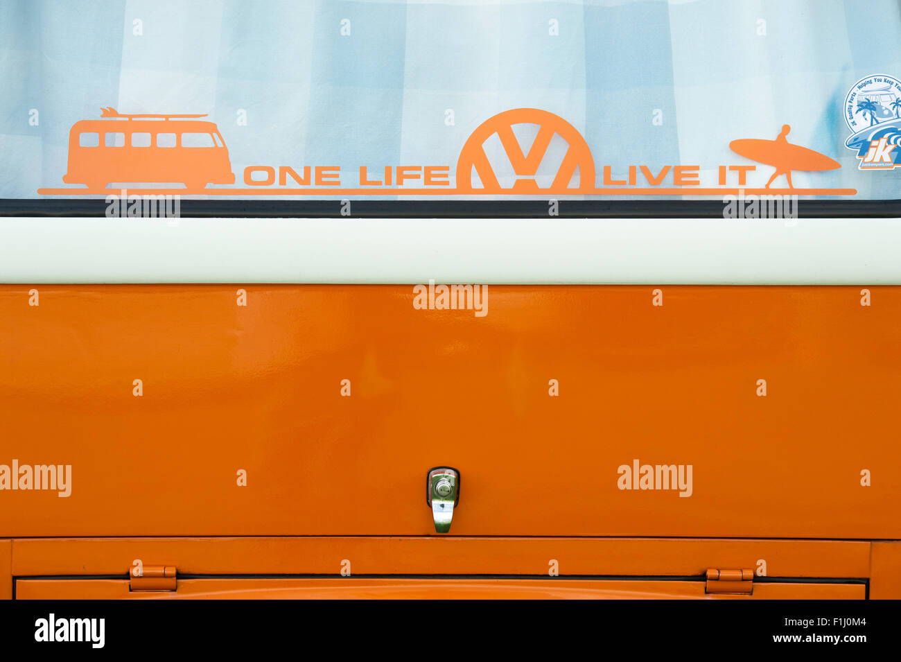 VW Volkswagen camper van estremità posteriore finestra con etichetta "una vita vivere". Foto Stock