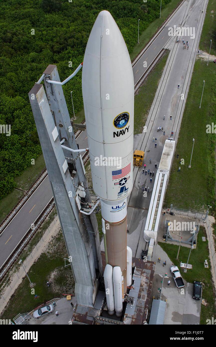 Un regno lancio Alleanza Atlas V rocket portante il Navy quarto Utente Mobile Obiettivo Sistema satellite viene arrotolata dall'integrazione verticale Facility per il pad a Space Launch Complex-41 Agosto 31, 2015 a Cape Canaveral, in Florida. Foto Stock