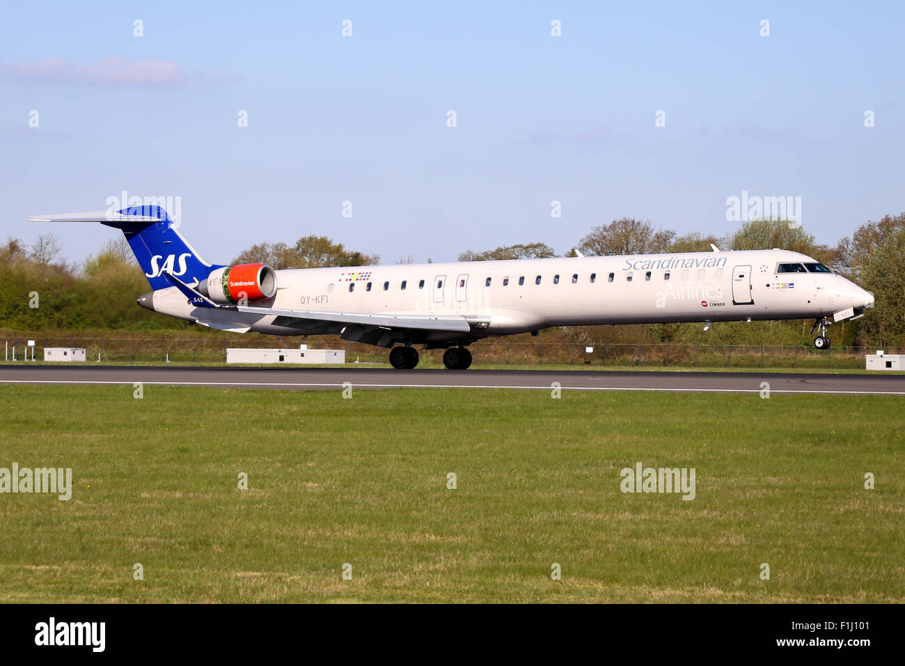 Scandinavian Airlines (SAS) Bombardier CRJ-900 tocca verso il basso sulla pista 05L all'aeroporto di Manchester. Foto Stock