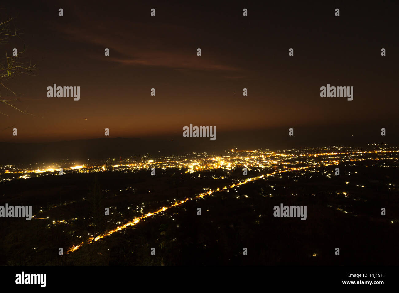 Punto di vista skyline sulla campagna - la città di notte ,Loei provincia ,Thailandia Foto Stock