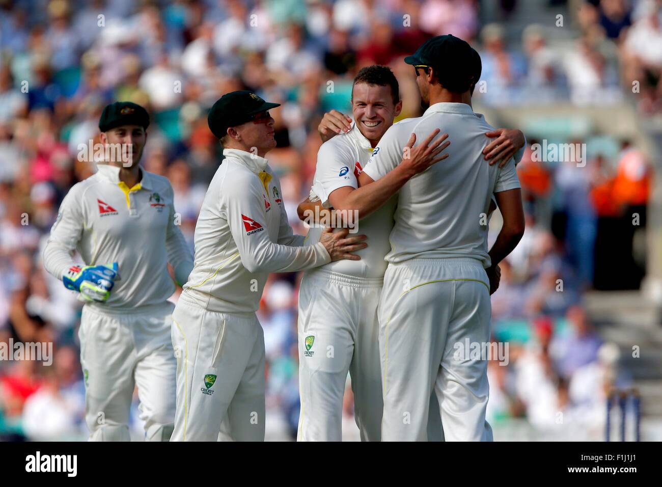 Australia Peter Siddle festeggia il licenziamento di Inghilterra è Adam Lyth durante il giorno due di Investec ceneri serie di test match tra Inghilterra e Australia al ovale a Londra. Agosto 21, 2015. James Boardman / Immagini teleobiettivo +44 7967 642437 Foto Stock