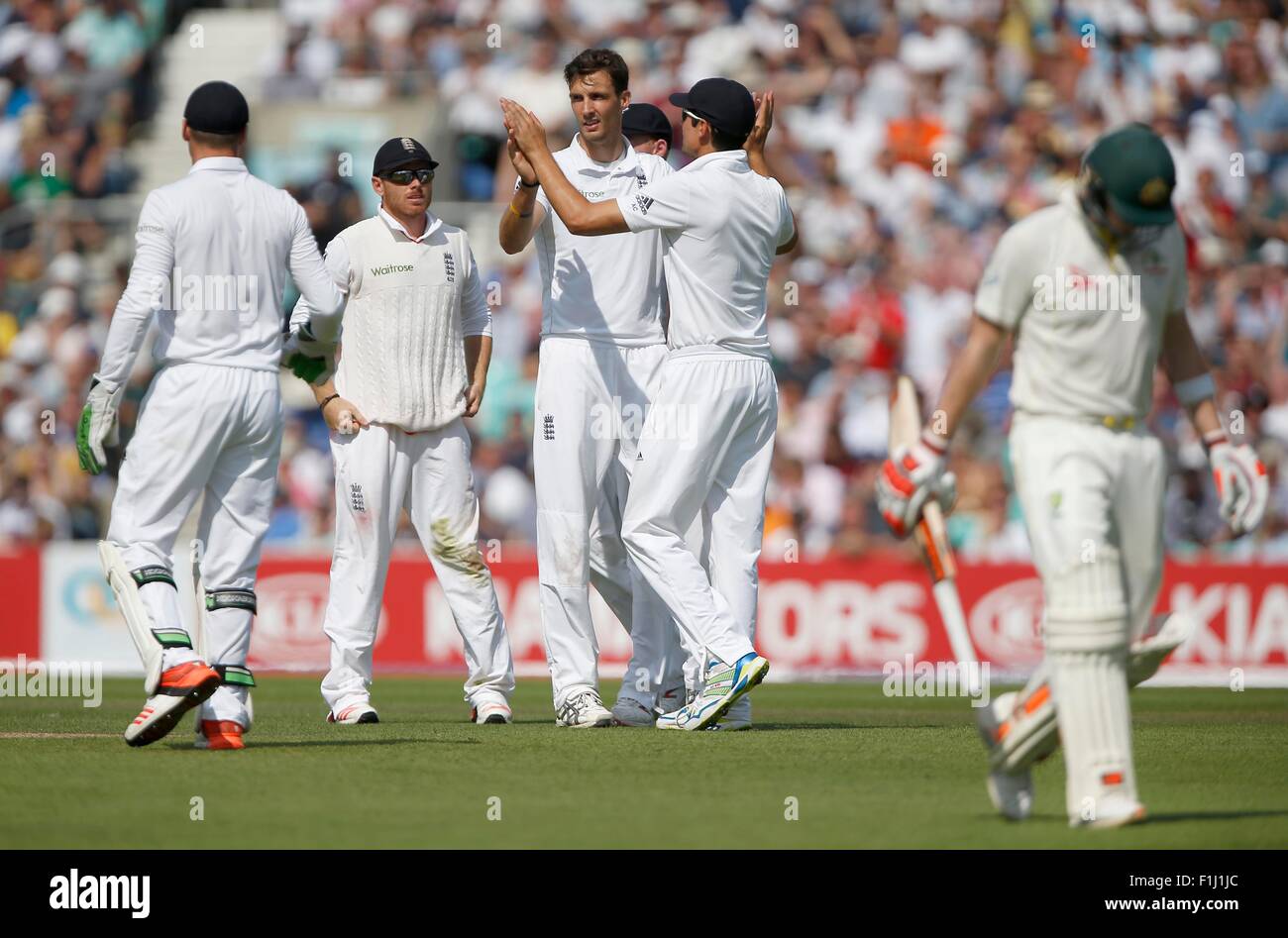 L'Inghilterra del Steven Finn celebra bowling australiano di Steven Smith durante il giorno due di Investec ceneri serie di test match tra Inghilterra e Australia al ovale a Londra. Agosto 21, 2015. James Boardman / Immagini teleobiettivo +44 7967 642437 Foto Stock